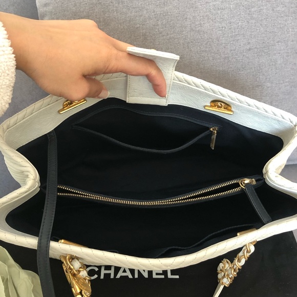 ❗️TRADED❗️CHANEL Calfskin Medallion Chevron Tote - Picture 6 of 8